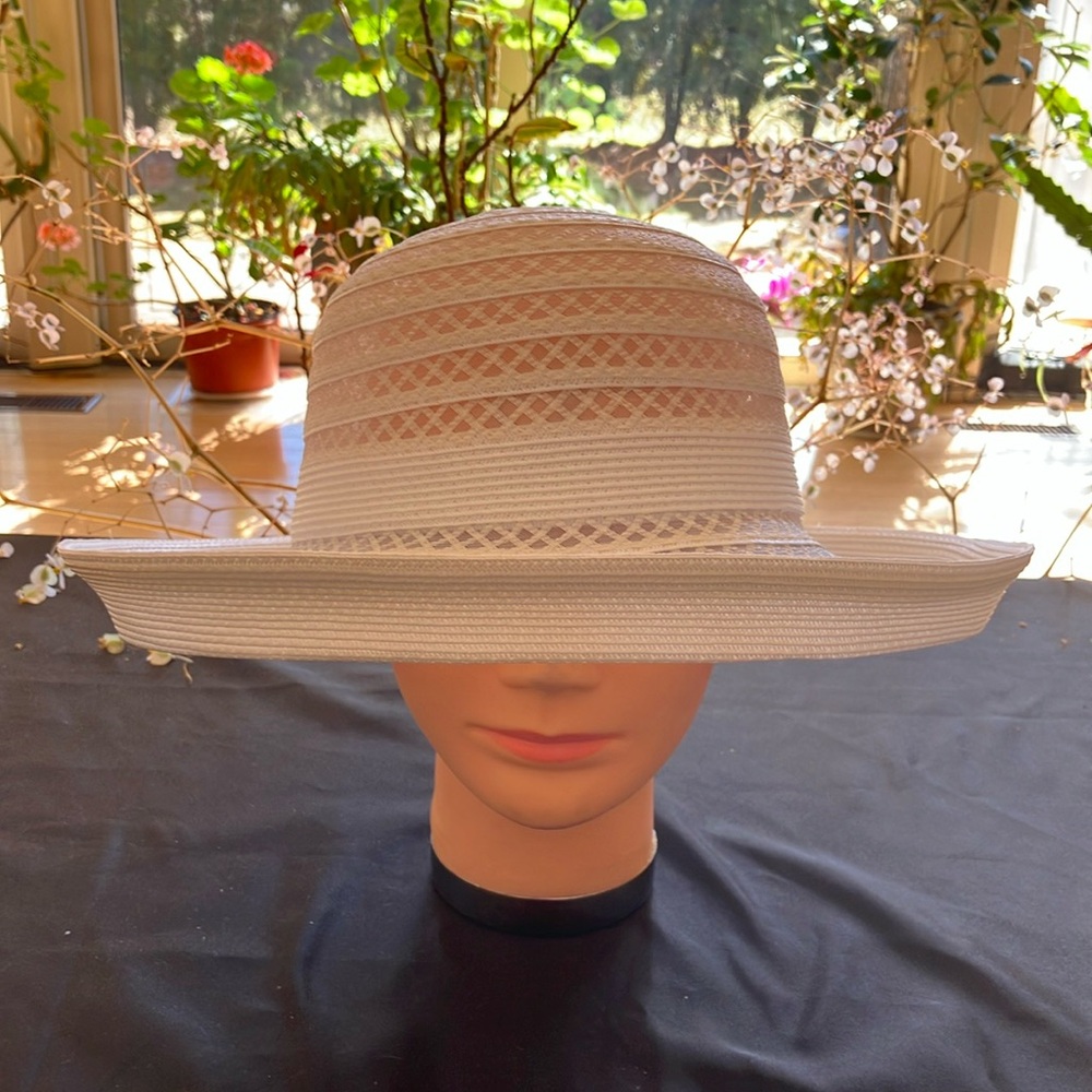 Elegant White Poly and Crinoline Horsehair Hat
